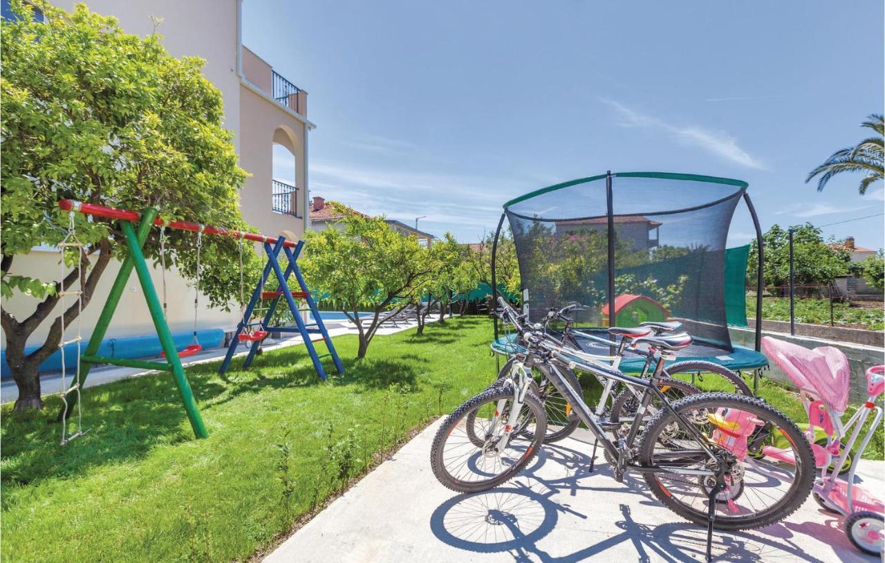 Lovely Apartment In Kastel Stafilic With Jacuzzi Каштела Экстерьер фото