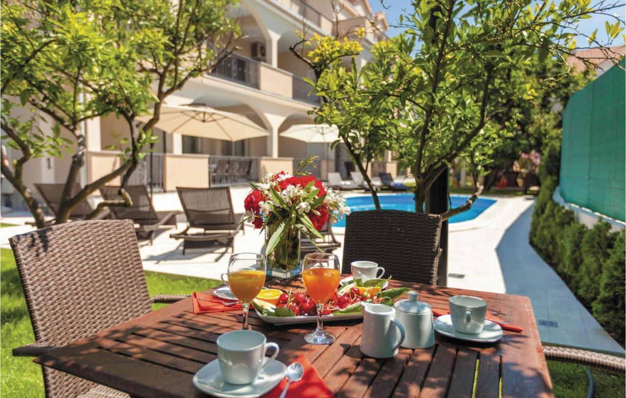 Lovely Apartment In Kastel Stafilic With Jacuzzi Каштела Экстерьер фото
