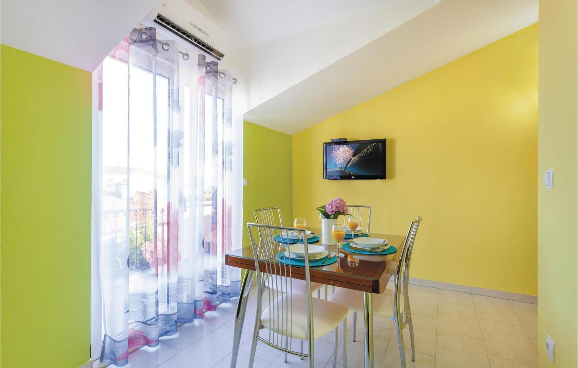 Lovely Apartment In Kastel Stafilic With Jacuzzi Каштела Экстерьер фото
