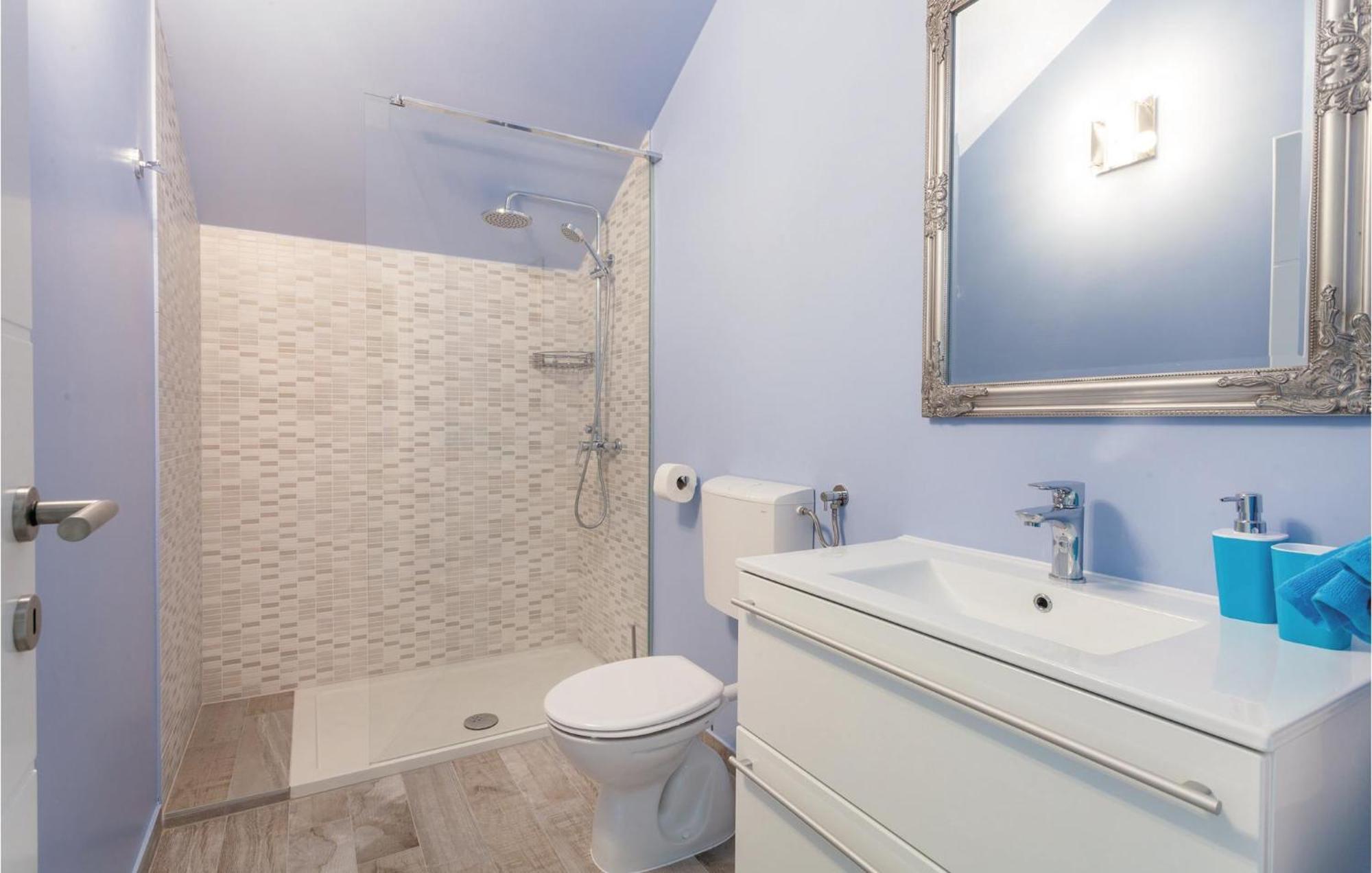 Lovely Apartment In Kastel Stafilic With Jacuzzi Каштела Экстерьер фото